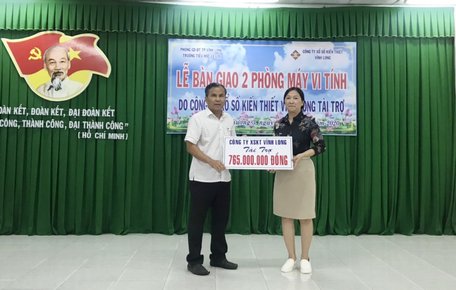 Công ty TNHH MTV Xổ số kiến thiết tỉnh Vĩnh Long trao biểu trưng số tiền tài trợ cho Trường Tiểu học Lê Lợi.