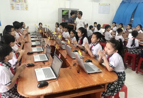 Phòng máy tính tạo điều kiện cho các em học tốt hơn.