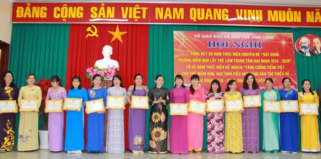 Khen thưởng các tập thể thực hiện chuyên đề “Xây dựng trường mầm non lấy trẻ làm trung tâm”.