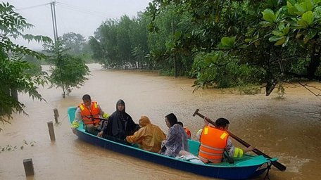 Di chuyển người dân ra khỏi khu vực ngập lũ tại huyện Cam Lộ, tỉnh Quảng Trị. (Ảnh: Thanh Thủy/TTXVN)