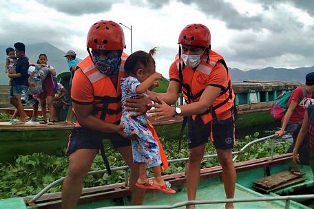 Lực lượng bảo vệ bờ biển Philippines sơ tán người dân ở tỉnh Camarines Sur. (Nguồn: AP)