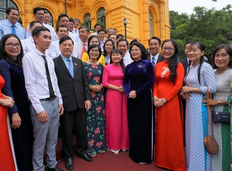 Phó Chủ tịch nước Đặng Thị Ngọc Thịnh với đoàn đại biểu điển hình tiên tiến tỉnh Vĩnh Long.