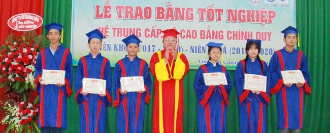 Khen thưởng cho sinh viên tốt nghiệp giỏi, xuất sắc.