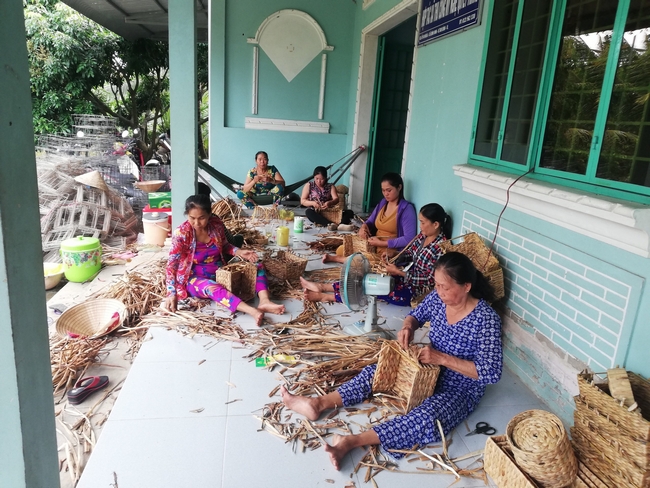 Phụ nữ tham gia các hợp tác xã, tổ hợp tác được dạy nghề, có việc làm ổn định cải thiện cuộc sống.