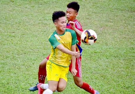 Lưu Tự Nhân (Vĩnh Long- áo sáng màu) trước Nguyễn Du (22, Đồng Tháp).