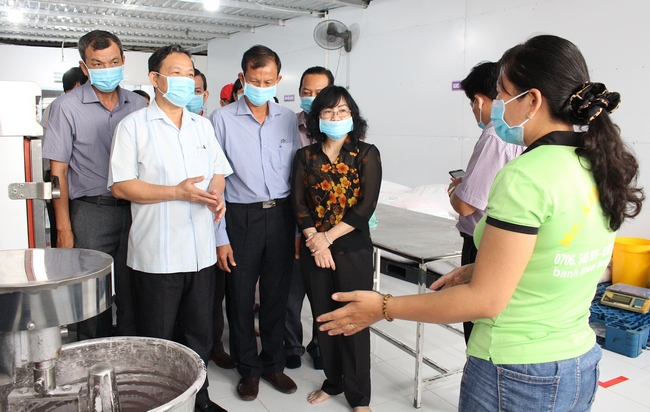 Đoàn nghe chia sẻ về quy trình sản xuất và ý tưởng khởi nghiệp của Công ty TNHH Bánh Nhật Ngọc.