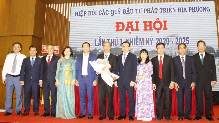 Ban chấp hành ra mắt đại hội.