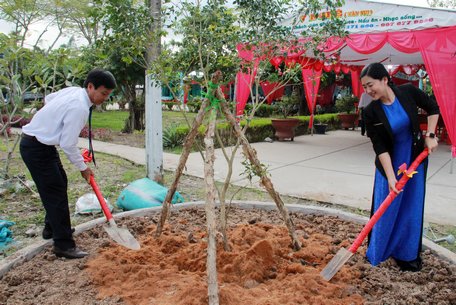 Đại biểu trồng cây lưu niệm tại trường.