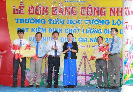 Ông Lê Tiến Dũng- Tỉnh ủy viên, Bí thư Huyện ủy Tam Bình và bà Nguyễn Thị Ngọc Bích- Phó Giám đốc Sở GD- ĐT trao bằng công nhận đạt chuẩn quốc gia và công nhận đạt chuẩn kiểm định chất lượng giáo dục cho Trường Tiểu học Tường Lộc A.