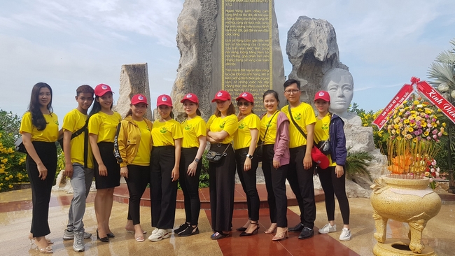 Đội Tuyên truyền lưu động tỉnh Vĩnh Long cùng các đoàn TP Hồ Chí Minh, TP Cần Thơ, Hải Dương và Quảng Nam dâng hương tại Bia Nam Kỳ khởi nghĩa (huyện Vũng Liêm).