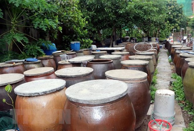 Nước mắm Sa Châu, huyện Giao Thủy, tỉnh Nam Định được địa phương xây dựng trở thành sản phẩm OCOP của tỉnh. (Ảnh: Văn Đạt/TTXVN)