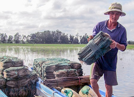 Anh Trí chuẩn bị cho cuộc hành trình đi đánh bắt cá.