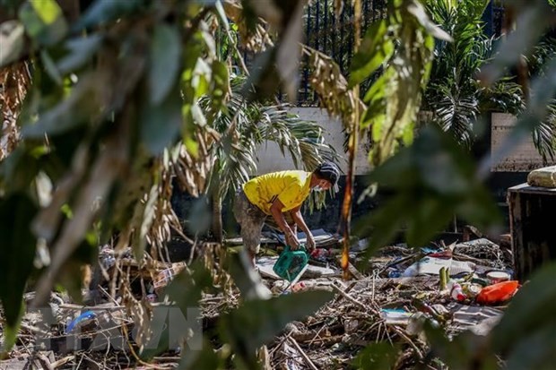 Người dân dọn đống đổ nát sau bão Vamco tại Manila, Philippines. (Ảnh: THX/TTXVN)