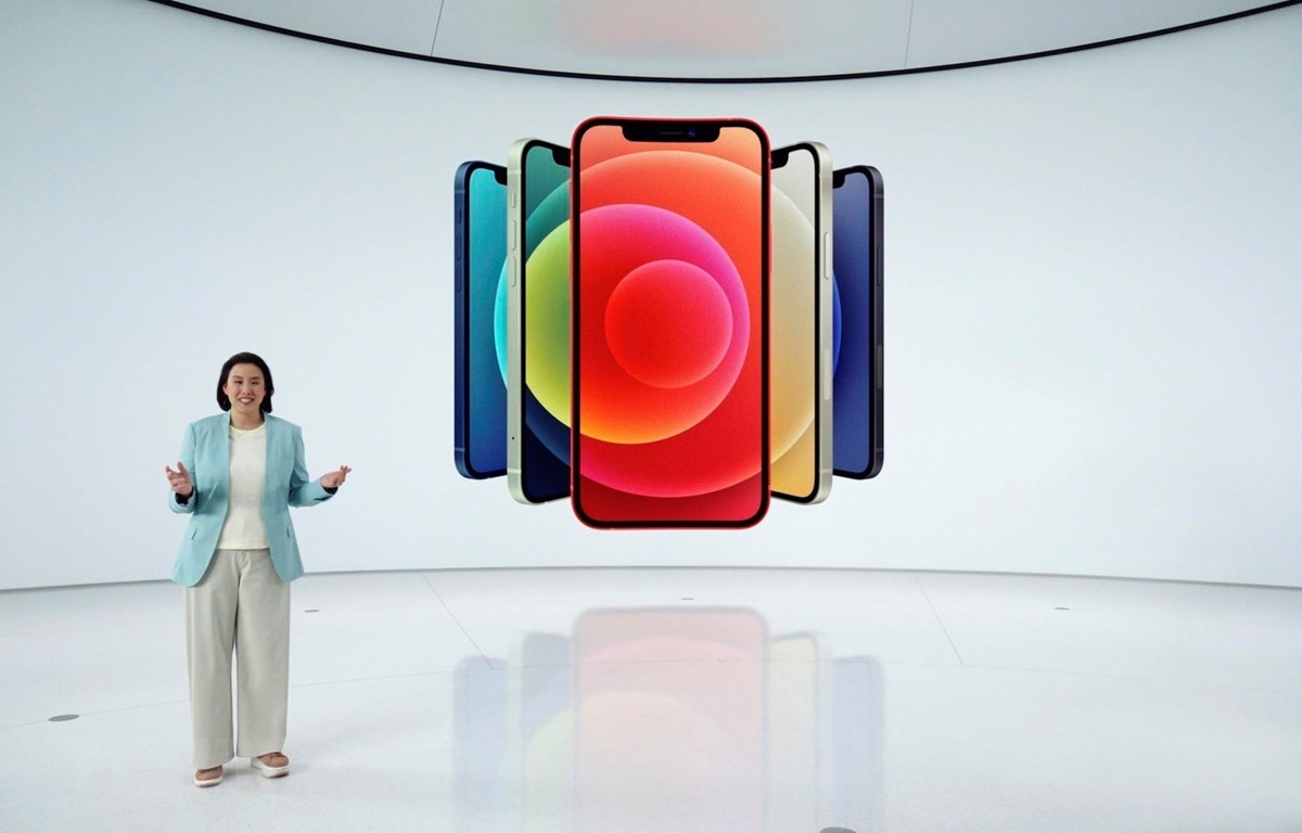 Mẫu iPhone 12 mới được Phó Chủ tịch phụ trách marketing của Apple, bà Kaiann Drance giới thiệu tại Cupertino, bang California (Mỹ) ngày 13/10/2020. (Ảnh: AFP/TTXVN)
