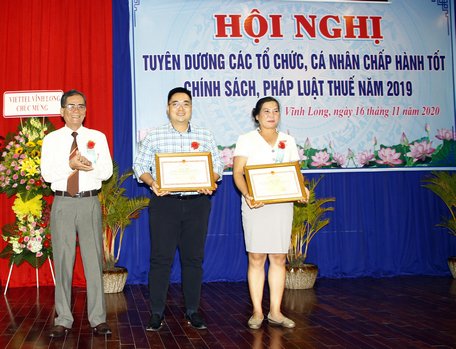 UBND tỉnh tặng bằng khen cho 1 tổ chức và 1 cá nhân kinh doanh thực hiện tốt chính sách pháp luật thuế 2019.