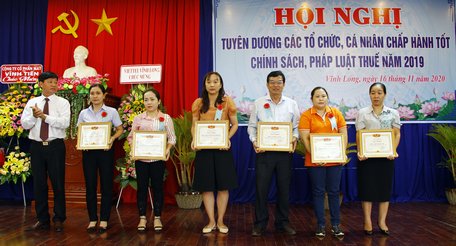 Nhiều cá nhân, tổ chức được  Tổng cục Thuế, Cục Thuế  tặng giấy khen.