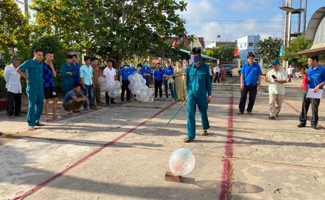 Các trò chơi dân gian vui tươi thu hút nhiều người dân tham gia, tạo không khí sôi nổi, gắn kết tình làng xóm.