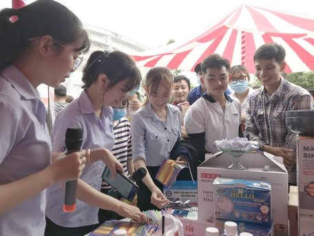 Học sinh, học viên, người lao động tìm hiểu thông tin nghề nghiệp, việc làm tại phiên giao dịch việc làm huyện Mang Thít năm 2020.