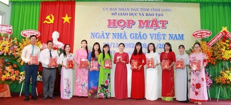 Bà Nguyễn Thị Ngọc Bích- Phó Giám đốc Sở GD- ĐT trao danh hiệu Viên phấn vàng cho giáo viên.