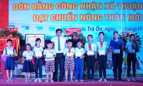 Trần Thanh Lâm- Phó Chủ tịch UBMTTQ Việt Nam tỉnh Vĩnh Long trao học bổng cho học sinh nghèo, học giỏi (1triệu đồng/suất)