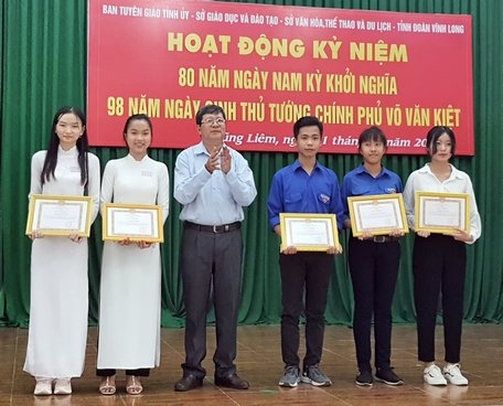 Dịp này, có 5 em học sinh được khen thưởng vì có bài cảm tưởng hay về thân thế, sự nghiệp đồng chí Phạm Hùng.