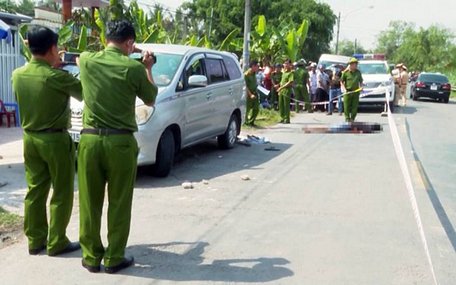 Hiện trường vụ án mạng sau khi cả nhóm lao vào bắt cóc chị Hằng đưa ra ôtô định tẩu thoát - Ảnh: THANH NAM