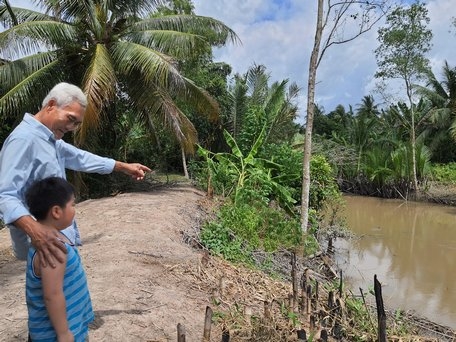 Chú Phạm Văn Kịch dẫn cháu nội ra xem con sông Ruột Ngựa thông thương, là tâm huyết của cố Thủ tướng Võ Văn Kiệt.