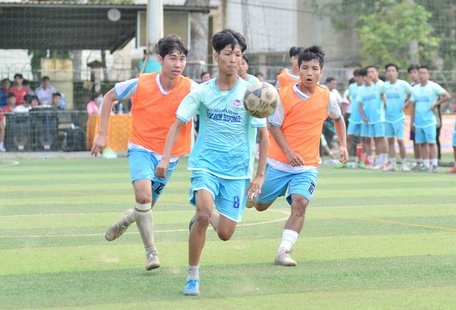 Vương Nguyễn Vũ (8, Lưu Văn Liệt, áo xanh) trong pha ghi bàn mở tỷ số 1-0 trước TX Bình Minh.