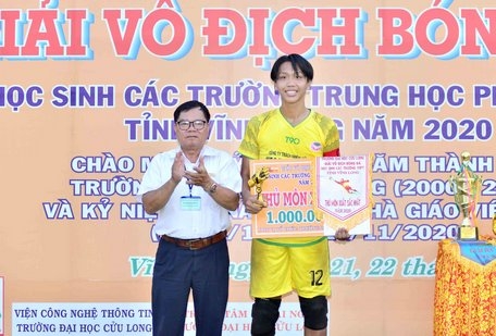 Nguyễn Hoàng Vĩnh Khang (12, Lưu Văn Liệt) nhận giải thủ môn xuất sắc.