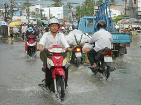 Ngập nước làm cho cảnh quan thành phố nhếch nhác.