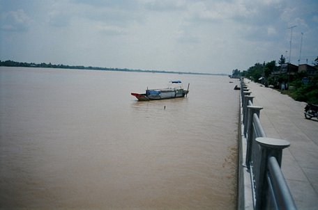 Kè chống sạt lở khu vực Phường 5- công trình kết hợp chống ngập do triều cường từ hướng sông Cổ Chiên.