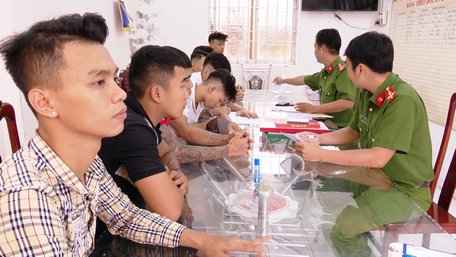 Công an làm việc với nhóm thanh thiếu niên.