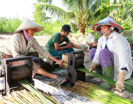 Nhiều hợp tác xã công nghiệp, tiểu thủ công nghiệp giải quyết việc làm cho lao động nông thôn.