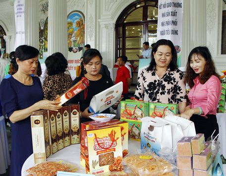 Ngày càng có nhiều doanh nghiệp chủ động, tích cực tham gia các hội chợ, kết nối cung cầu. 