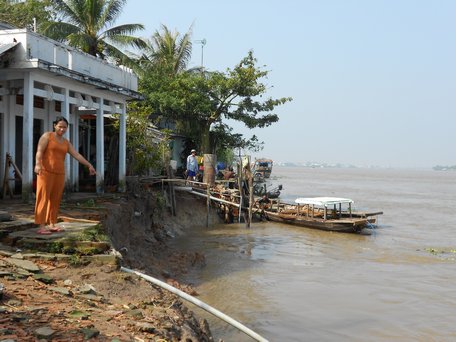 Dân cư vùng bị sạt lở sẽ được di dời, đảm bảo cuộc sống nơi ở mới.