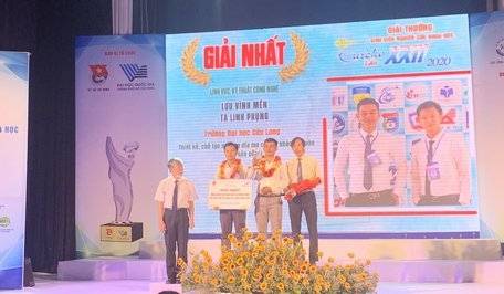 Nhóm thực hiện đề tài Trường ĐH Cửu Long nhận giải nhất tại buổi lễ trao giải. 