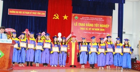 Khen thưởng cho các tân kỹ sư, cử nhân có kết quả học tập toàn khóa đạt loại giỏi.