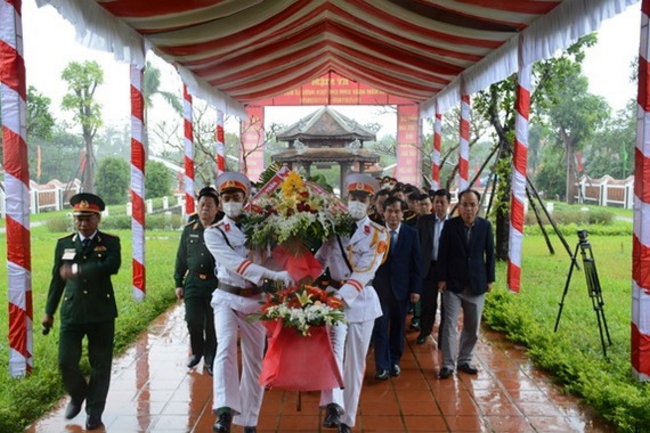 Các đại biểu dâng hương tưởng niệm cố Chủ tịch nước, Đại tướng Lê Đức Anh.