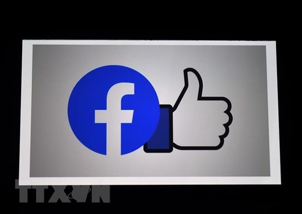 Biểu tượng Facebook trên màn hình điện thoại di động tại Arlington, Virginia, Mỹ. (Ảnh: AFP/TTXVN)