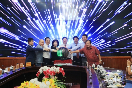 Vĩnh Long triển khai thí điểm dịch vụ đô thị thông minh. Trong ảnh: Đồng chí Trần Văn Rón- Ủy viên BCH Trung ương Đảng, Bí thư Tỉnh ủy (người đứng thứ 4 từ phải qua)- cùng lãnh đạo tỉnh, Công ty AIC vận hành thí điểm Trung tâm Điều hành đô thị thông minh.Ảnh: TL