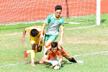 Pha tranh bóng trong trận Vĩnh Long (giữa) thắng Bến Tre 4-2.