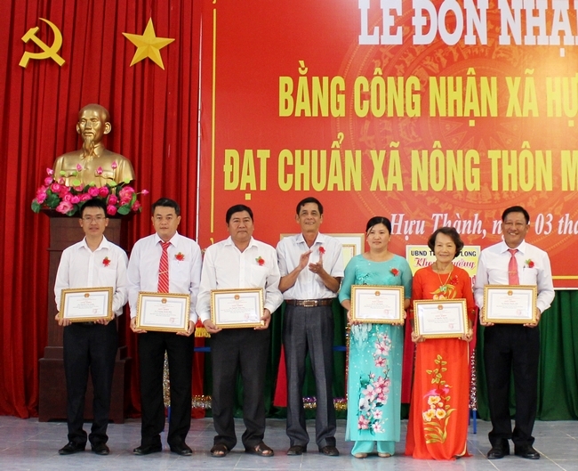 Ông Trương Kế Truyền- Phó Bí thư Thường trực Huyện ủy Trà Ôn trao bằng khen của UBND huyện cho các cá nhân xuất sắc.