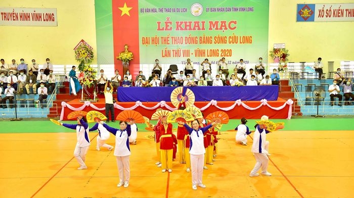 Đội thể dục dưỡng sinh biểu diễn tại lễ khai mạc.