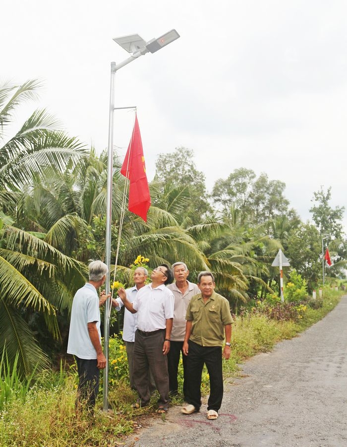 Công trình đèn năng lượng mặt trời tại Ấp 8 (xã Tân Lộc- Tam Bình) do Hội CCB tỉnh vận động, góp phần nâng chất các tiêu chí, hướng đến xây dựng nông thôn mới nâng cao.