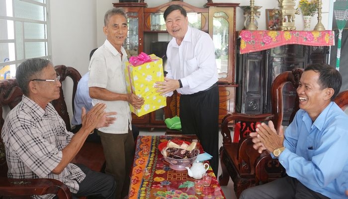 Bí thư Tỉnh ủy- Trần Văn Rón cùng lãnh đạo Hội Cựu chiến binh tỉnh và lãnh đạo địa phương đến thăm, tặng quà gia đình chính sách tại xã Tân Lộc (Tam Bình).