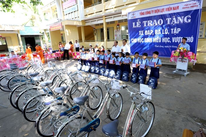 Tặng quà cho học sinh vượt khó học giỏi.