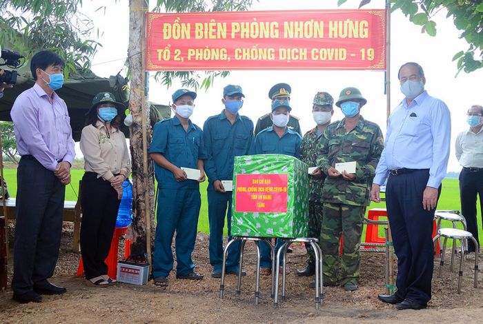 Lãnh đạo tỉnh An Giang động viên cán bộ chiến sỹ nơi tuyến đầu chống dịch.