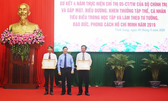 Bí thư Tỉnh ủy- Trần Văn Rón trao bằng khen của Thủ tướng Chính phủ cho các tập thể, cá nhân xuất sắc trong học tập và làm theo Bác.