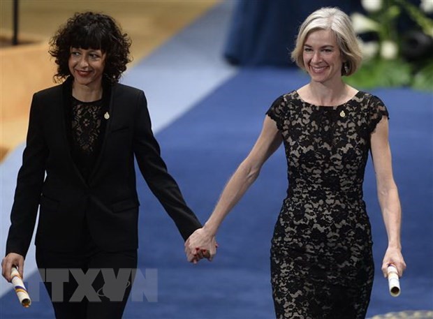 Hai nhà hóa học Emmanuelle Charpentier (trái) và Jennifer Anne Doudna (phải). (Ảnh: AFP/TTXVN)