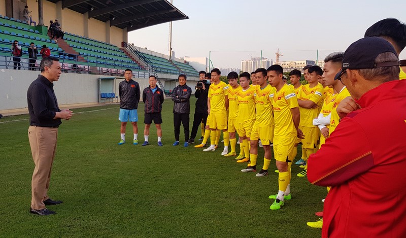 Phó chủ tịch thường trực LĐBĐVN Trần Quốc Tuấn động viên toàn đội trước buổi tập.